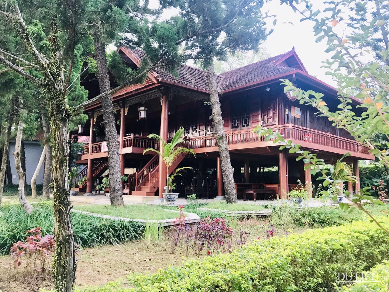 Một khu phòng nghỉ tại Him Lam Resort được thiết kế với kiến trúc “nhà sàn dân tộc” hài hòa giữa thiên nhiên 